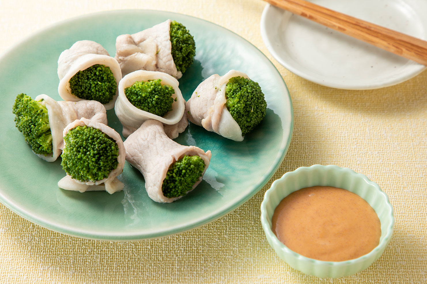 ブロッコリーの豚巻き明太子ディップのレシピの盛り付け例