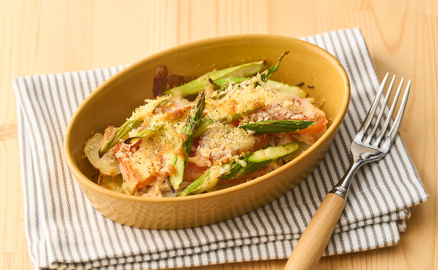 アスパラガスとポテトのミルフィーユ焼きの盛り付け例（チーズをのせて焼いたレシピ）