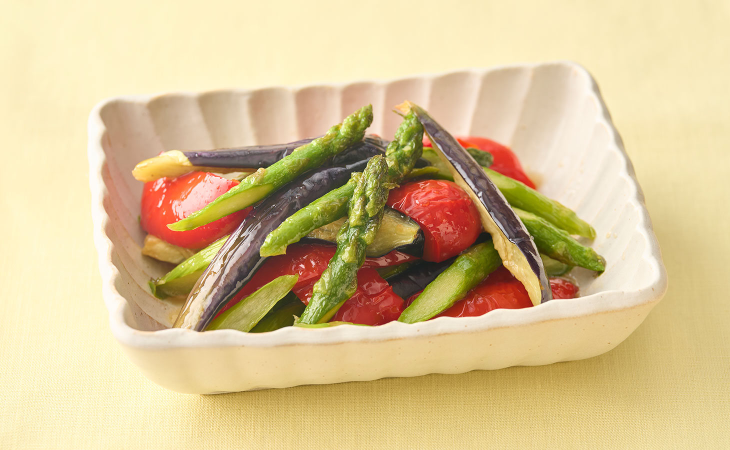 アスパラガス・なす・パプリカの揚げびたしの盛り付け例（彩り野菜の揚げ浸し）