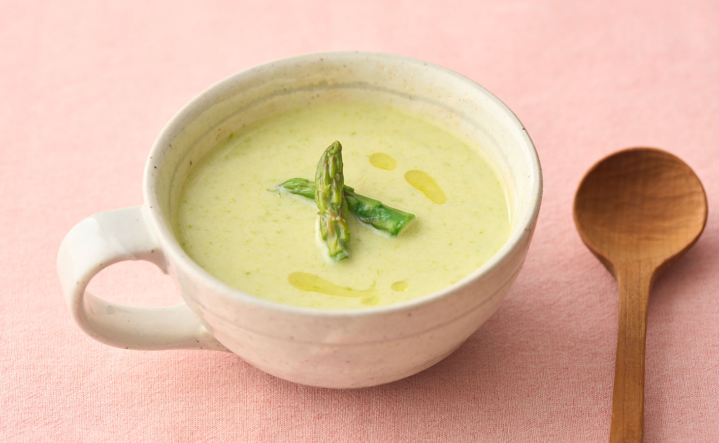 アスパラガスの豆乳ポタージュの盛り付け例（旬のアスパラを使ったポタージュ）