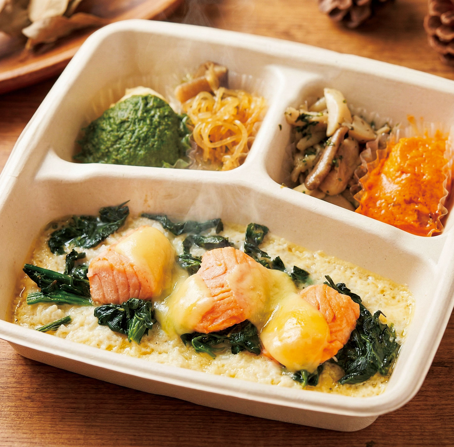 低糖質高脂質のケトン食弁当（鮭とチーズ、野菜のおかずを組み合わせたバランス食）