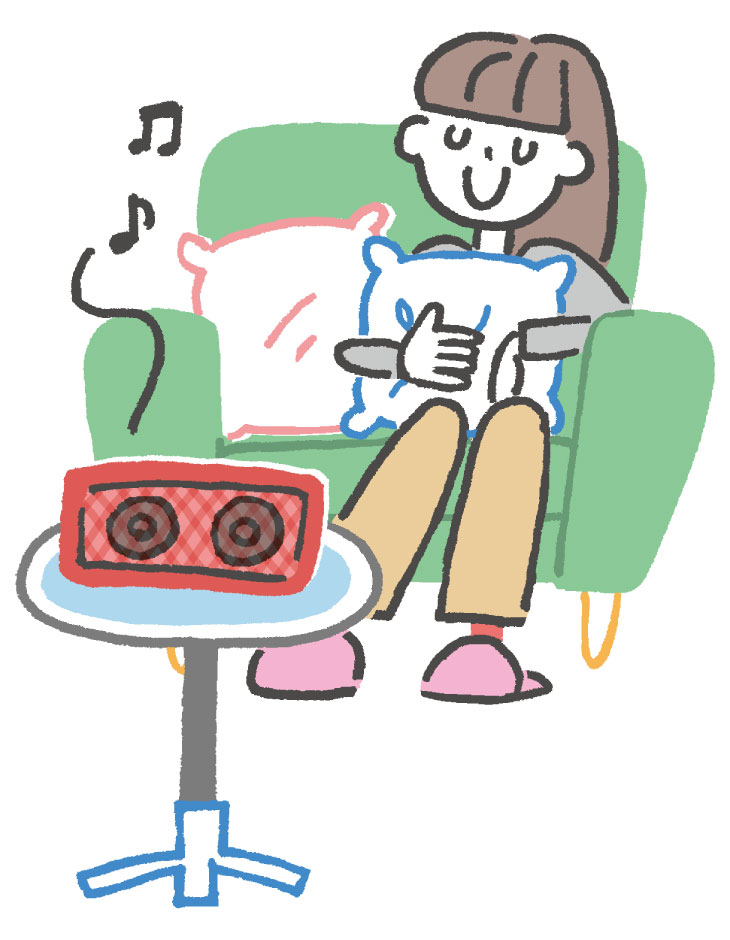 ソファでクッションを抱き、音楽を聴きながらのんびり過ごす女性