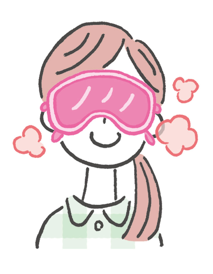 ホットアイマスクで目元を温めてリラックスする女性