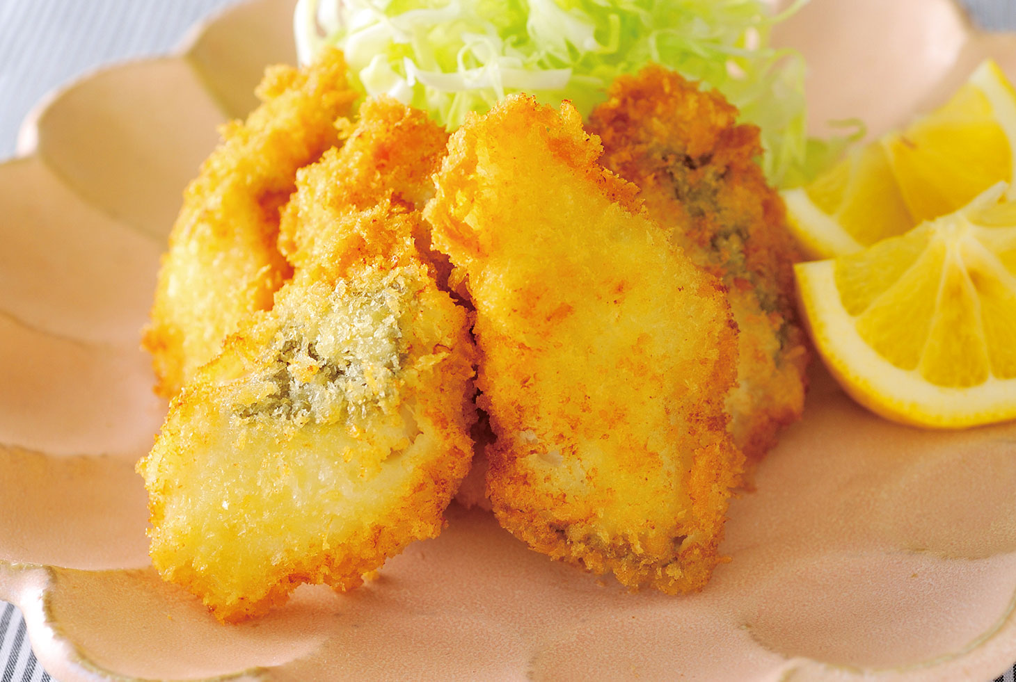 夏が旬の真鱈を使ったサクサクのフライ。レモンと千切りキャベツ添え