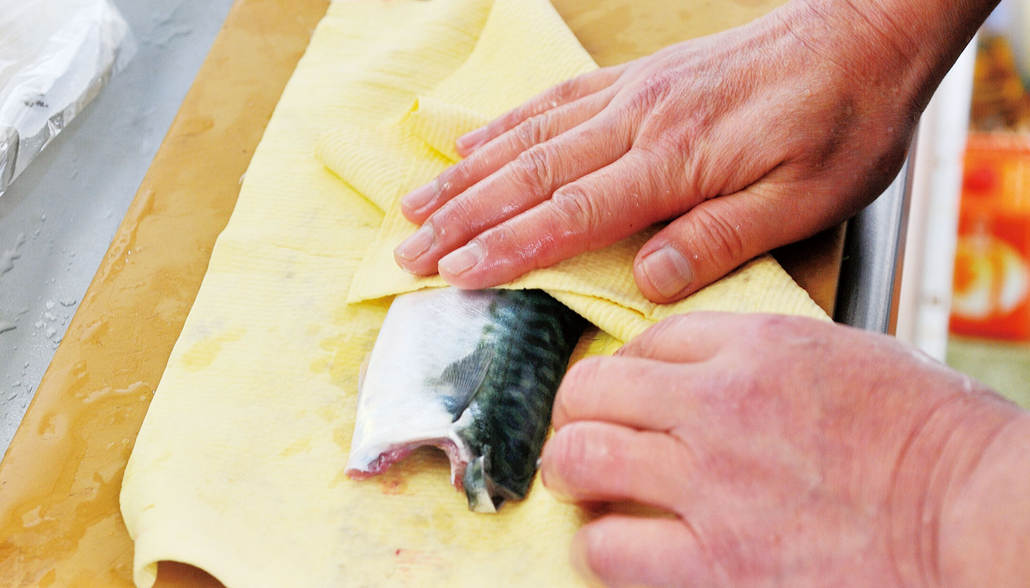 塩鯖作りの下準備。キッチンペーパーで鯖の水分を拭き取る工程