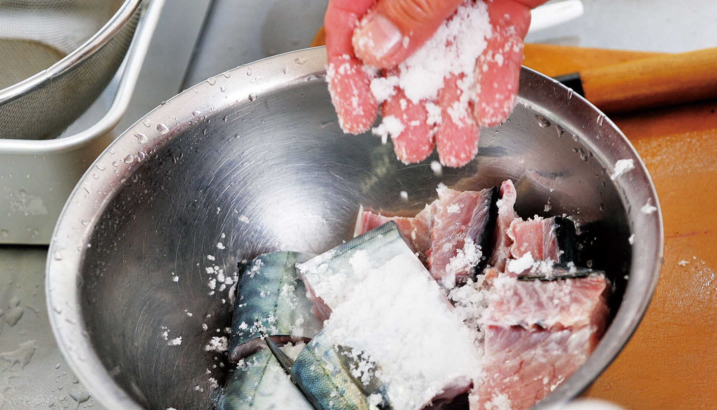 鯖に塩を振って全体を混ぜる工程