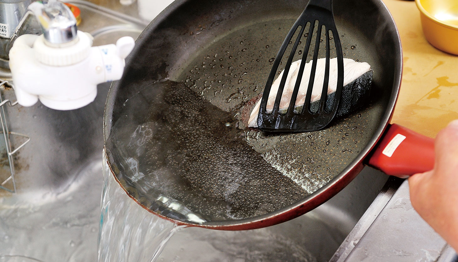 茹でたぶりの湯を切る工程