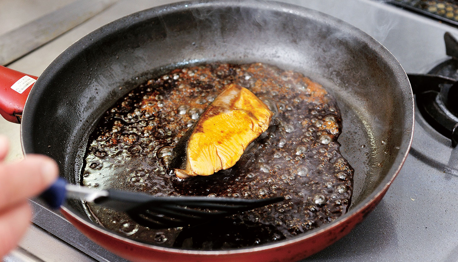 照り焼きのたれを煮詰めながら焼くぶり