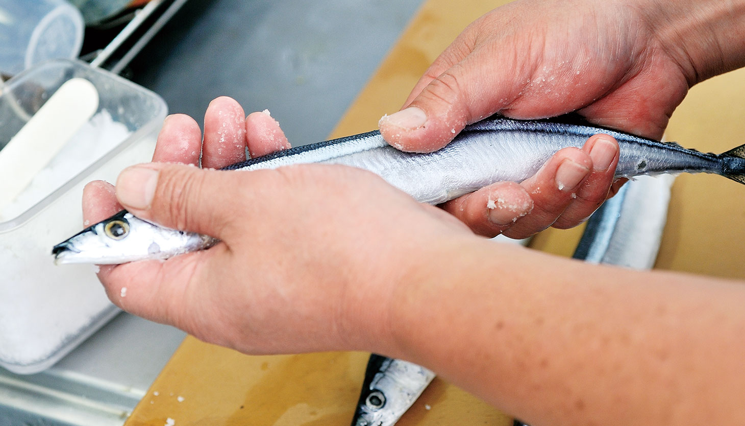 さんま全体に一度目の塩をなじませる工程