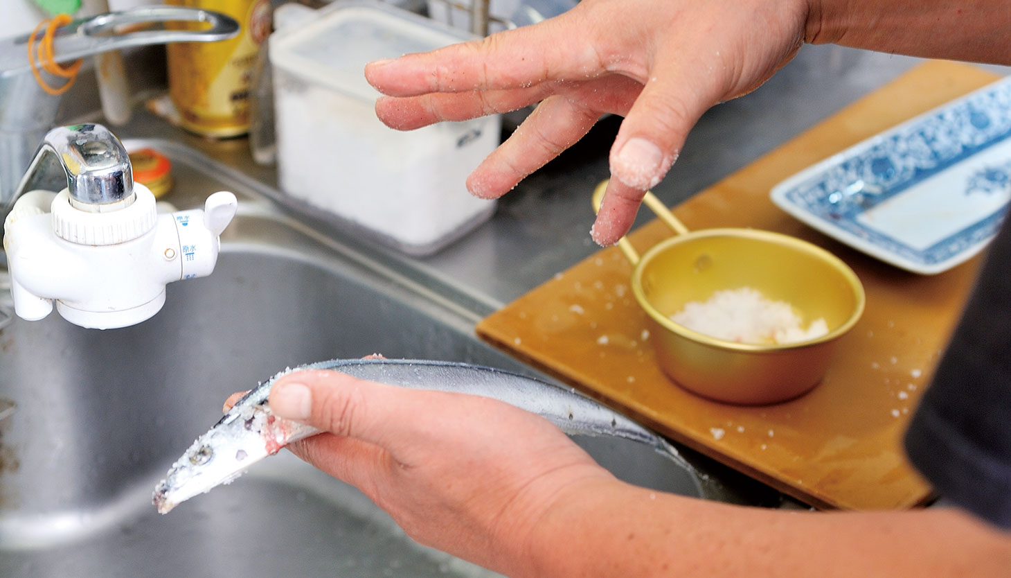 さんまに二度目の塩をふりかける工程