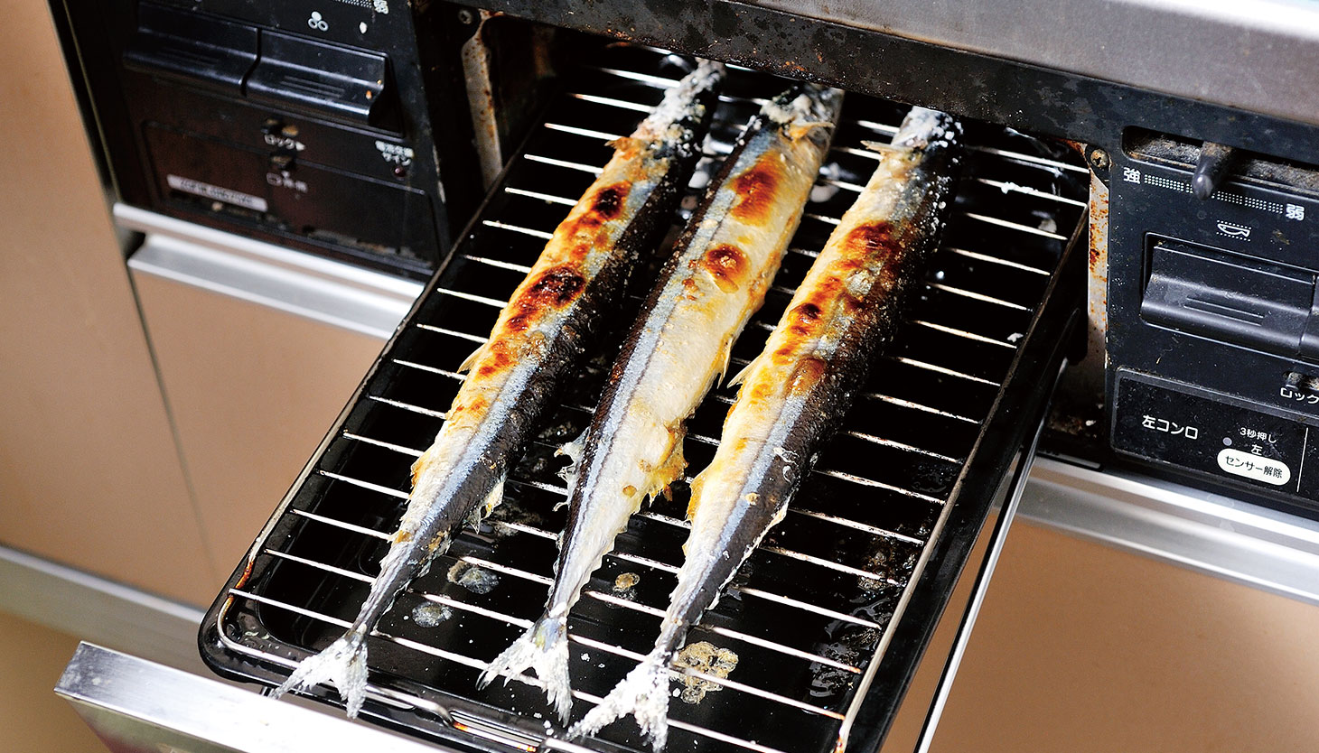 グリルで焼き色がつき始めたさんまの塩焼き
