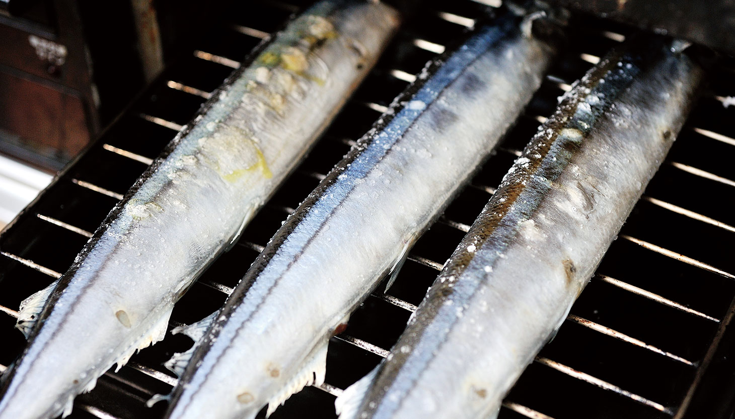 塩をしたさんまをグリルに並べて焼く前の状態