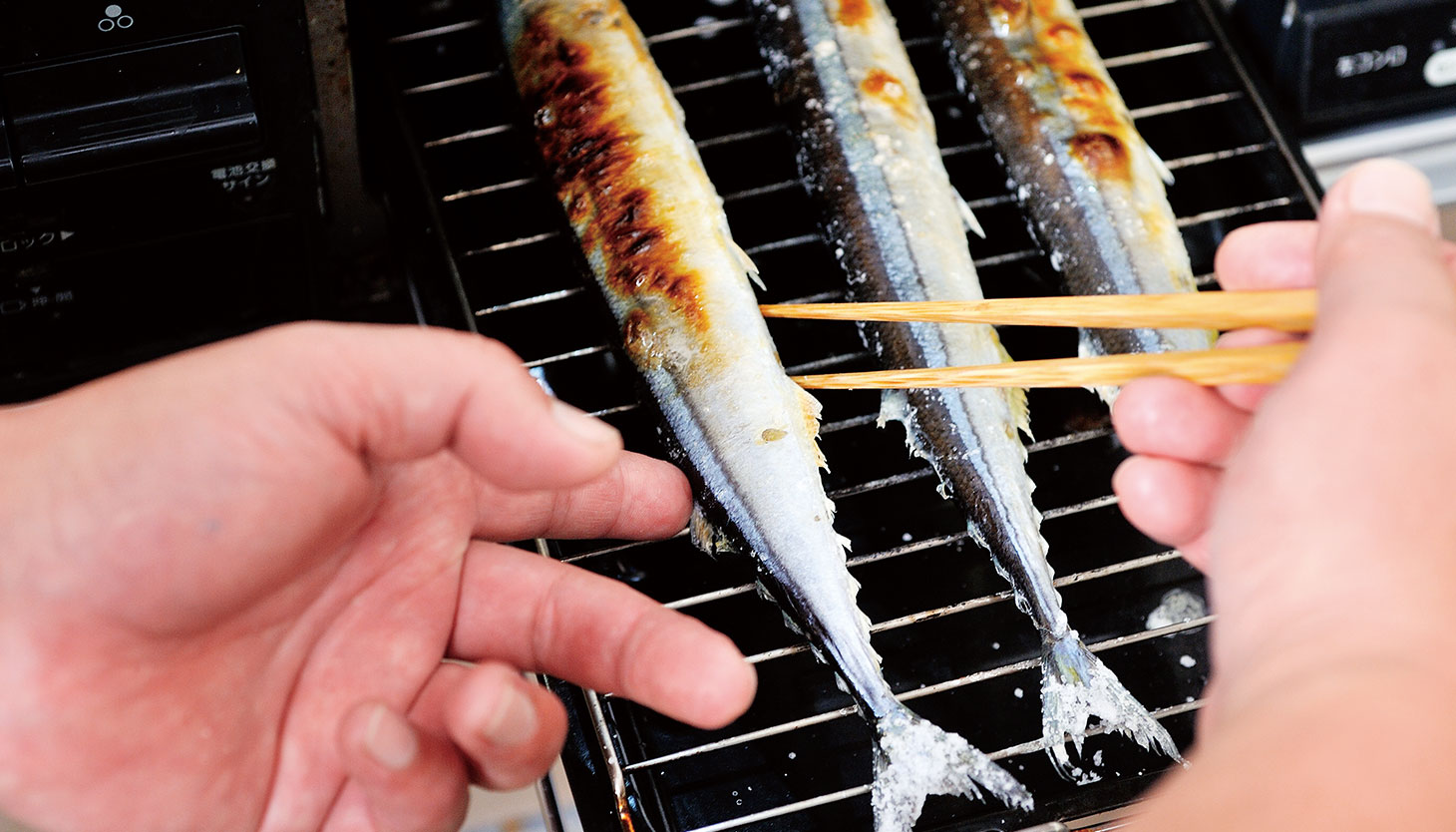 グリルでさんまを裏返して焼く工程