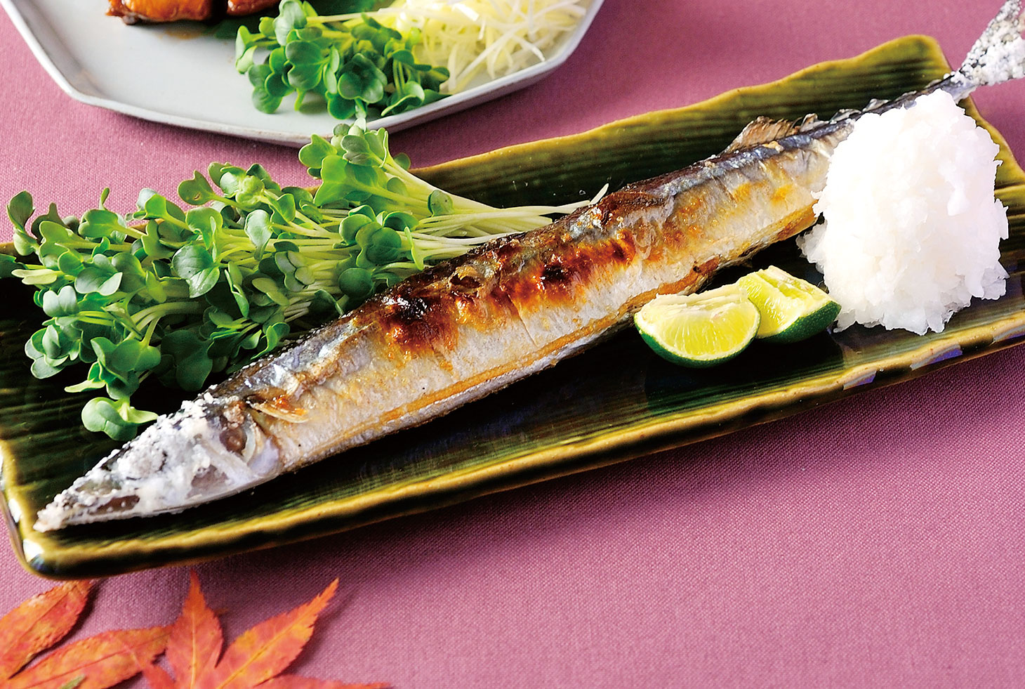 さんまの塩焼きに大根おろしとすだちを添えた盛り付け