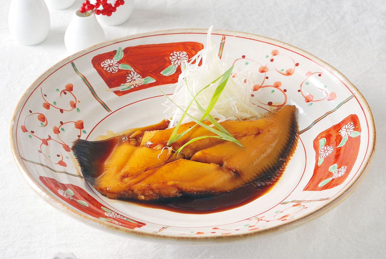 カレイの煮付けを器に盛り、白髪ねぎを添えた完成イメージ