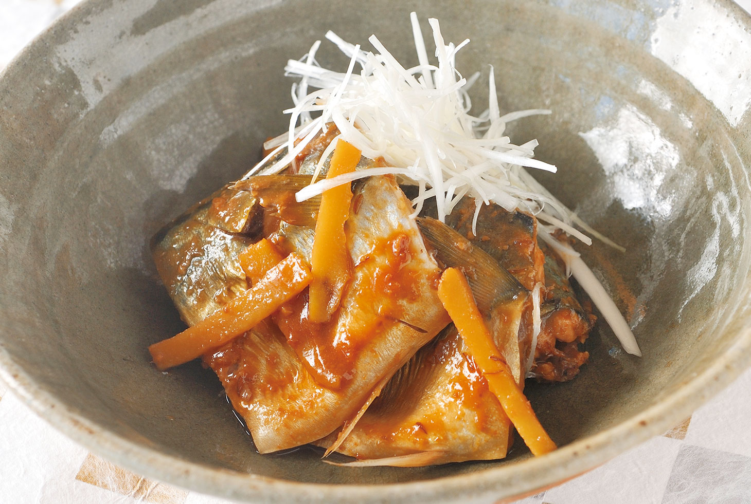 鯖の味噌煮を器に盛り、白髪ねぎを添えた完成イメージ