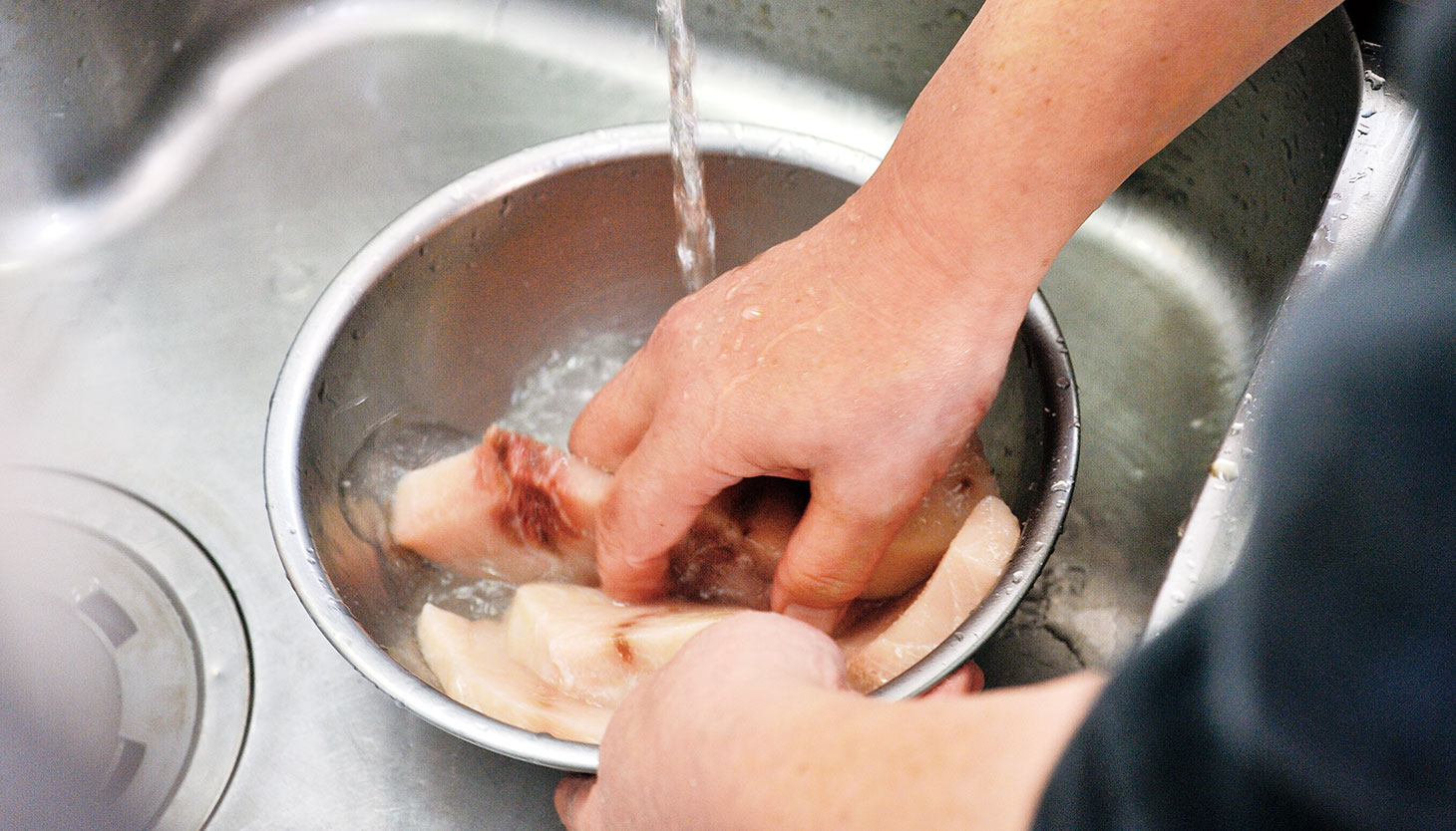 塩を当てたあと魚を洗い水分を拭き取る下処理工程