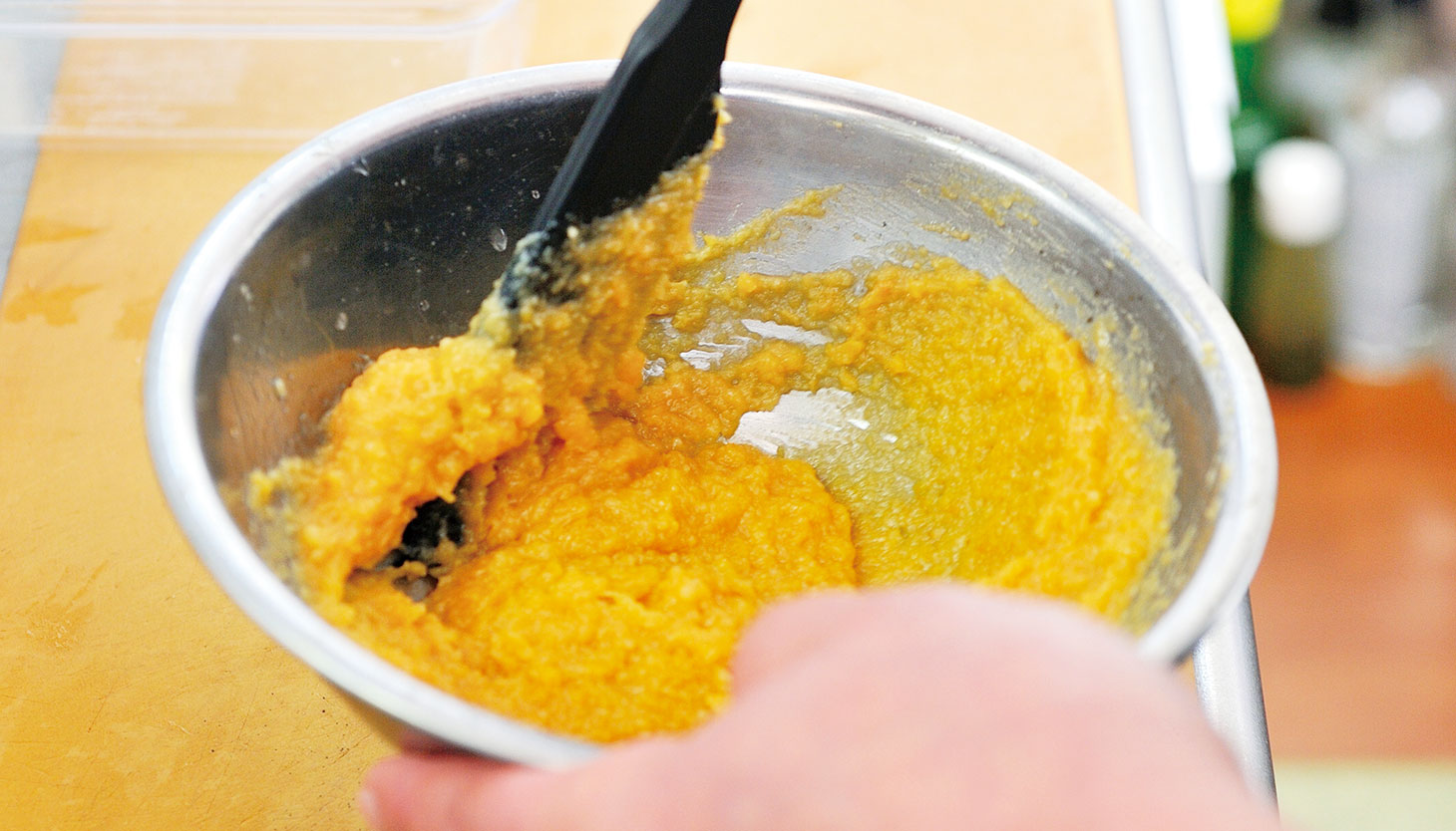 味噌床を混ぜて作っている工程