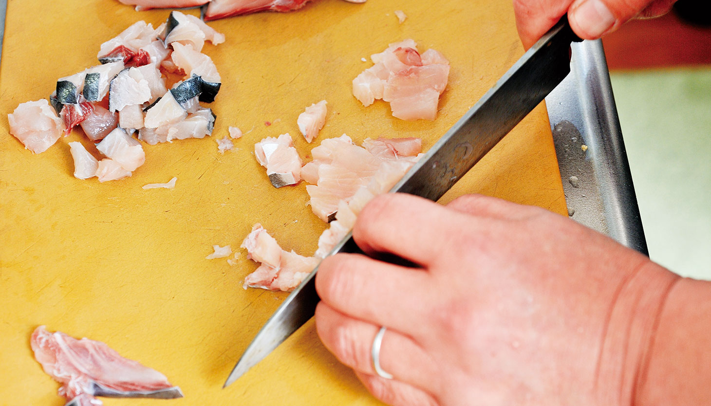 さわらの骨を取り除き粗みじんに切る工程
