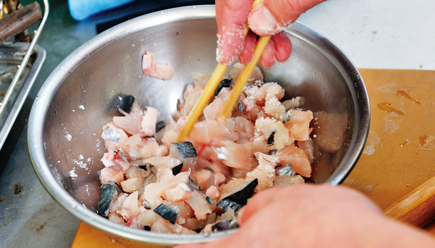 刻んださわらに塩と酒を加えて混ぜる工程