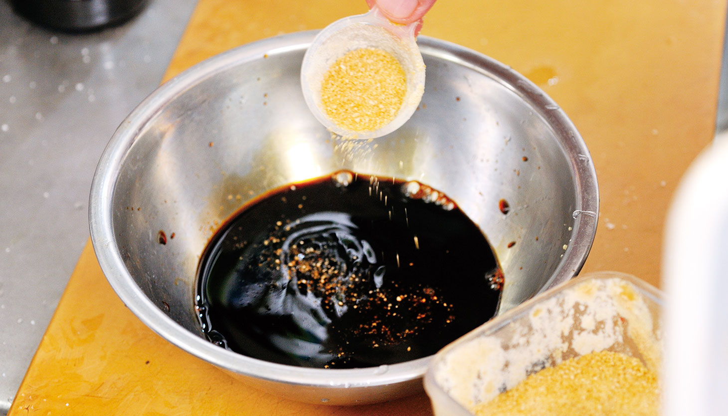 醤油だれをボウルで作っている工程