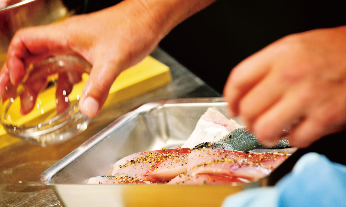 ワラサをペッパーステーキを作る手順。塩と胡椒を振るシーン