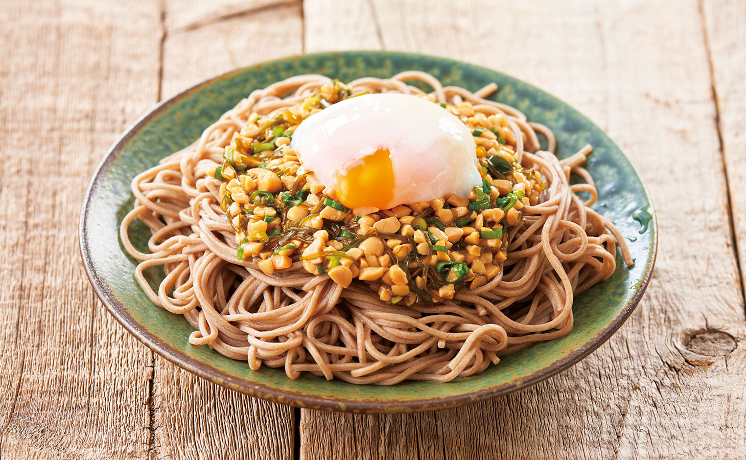 温泉卵をのせた納豆蕎麦（ひきわり納豆・めかぶ入り）