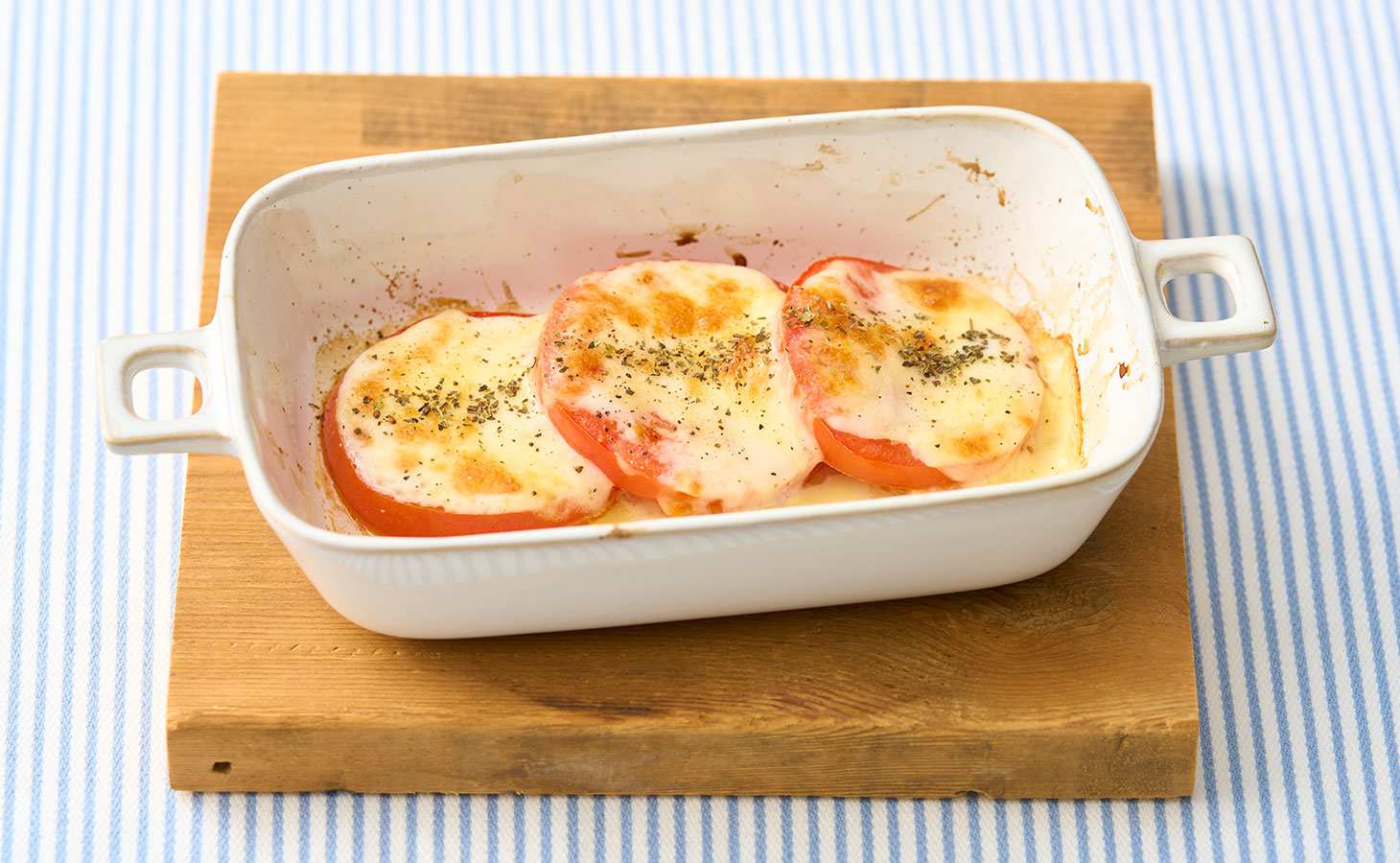 トマトのチーズ焼きの盛り付け例