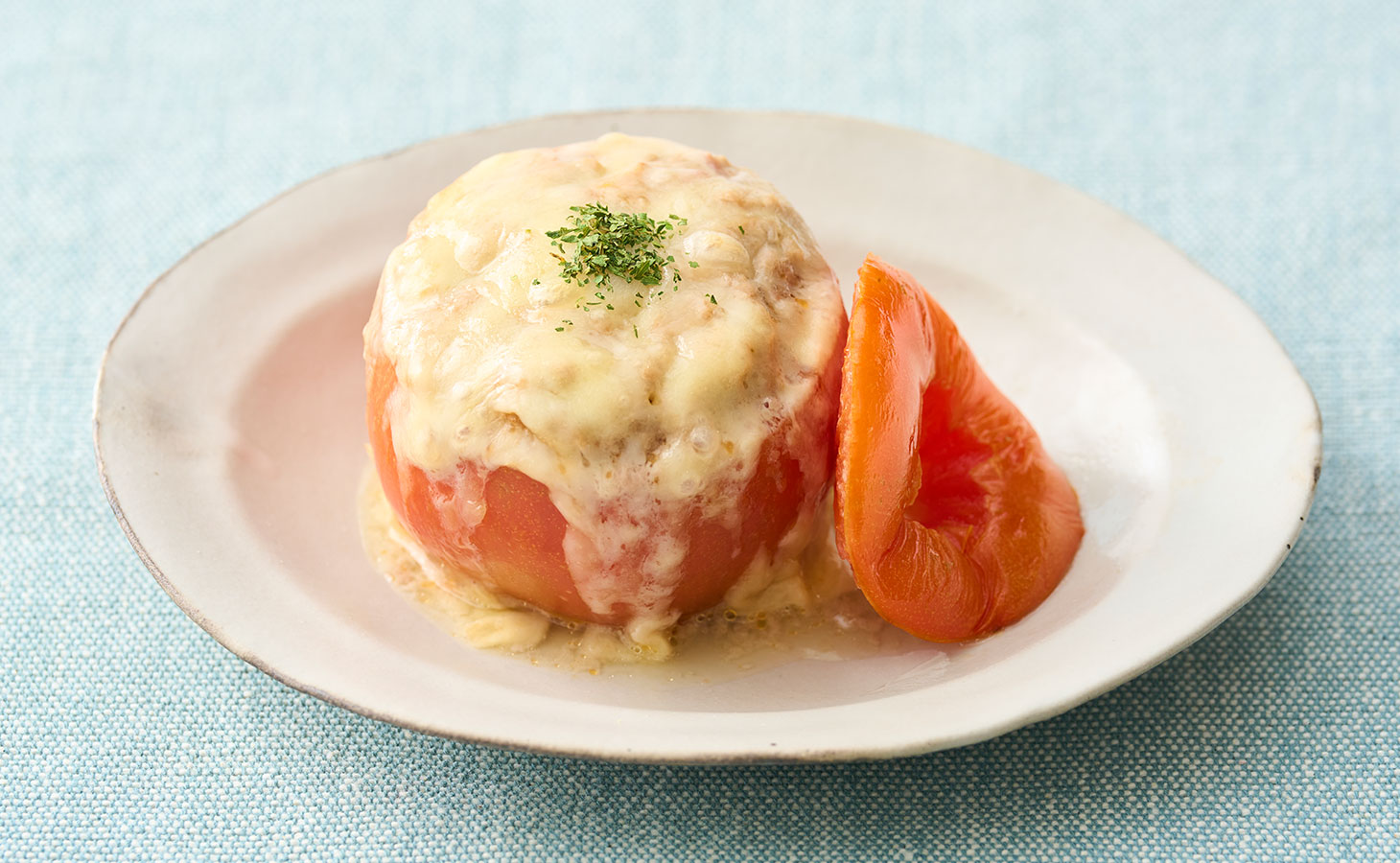 トマトの肉詰めの盛り付け例