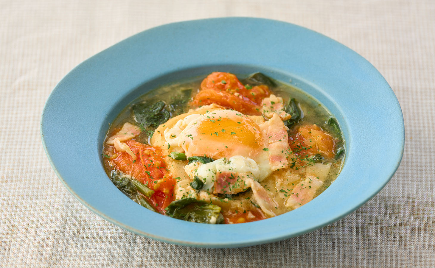 卵とほうれん草のトマトスープの盛り付け例