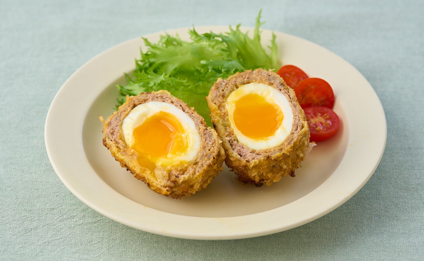 とろとろ半熟スコッチエッグの盛り付け例