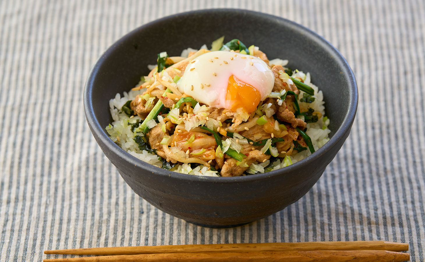 豚キムチ丼 温玉のせ