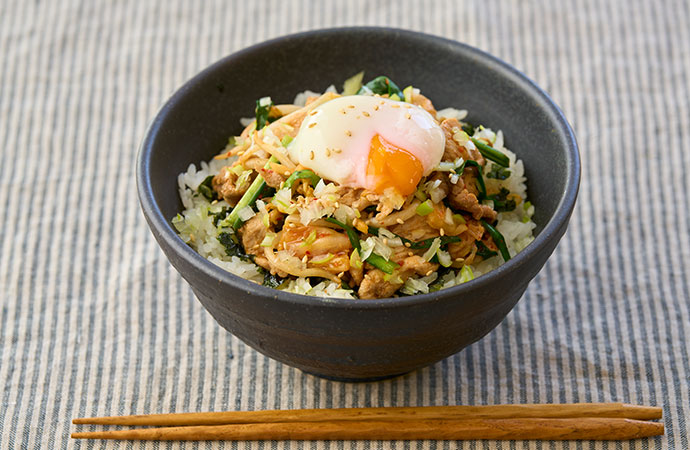 豚キムチ丼 温玉のせ