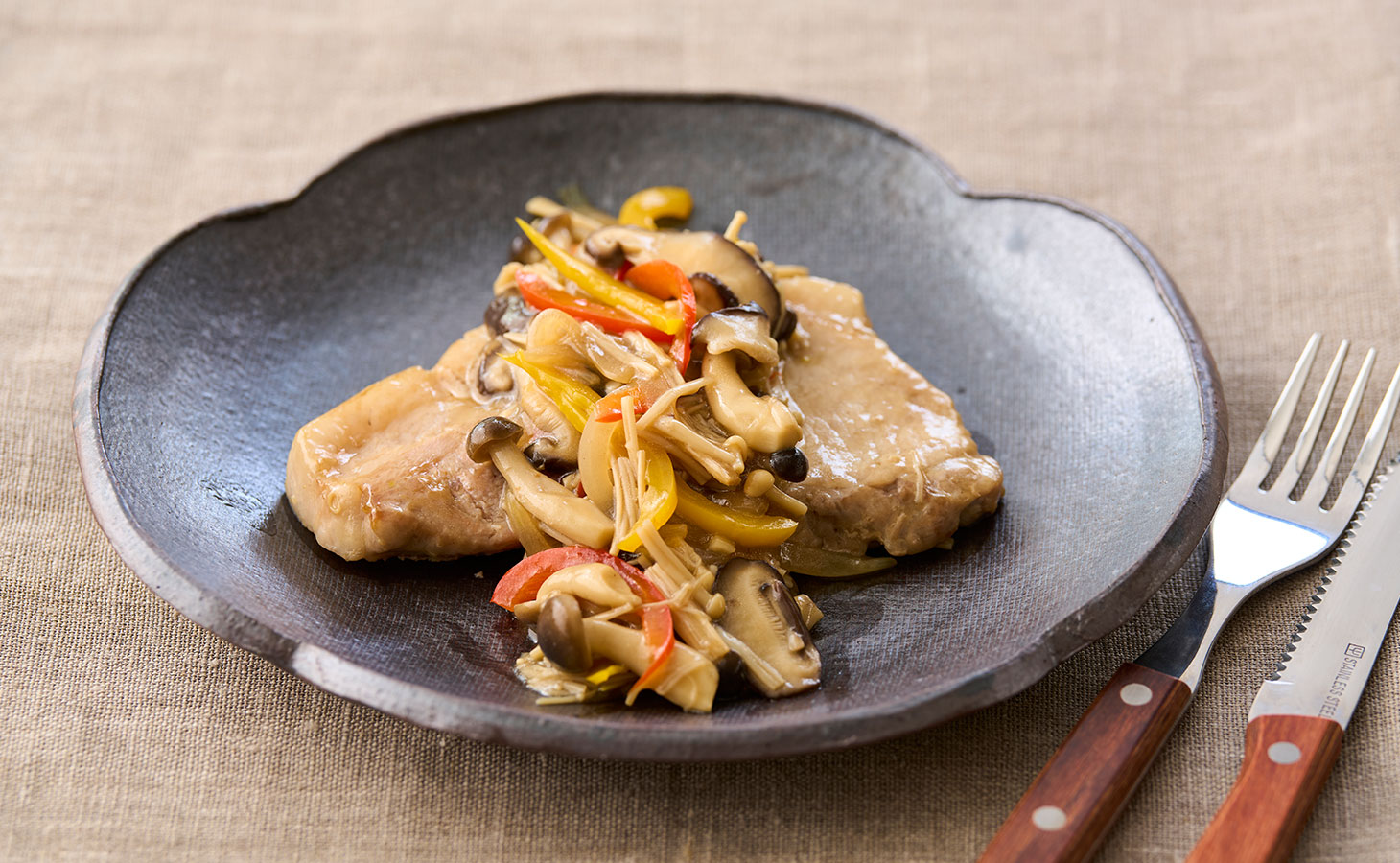 豚ロース肉のソテー きのこソースかけの盛り付け例